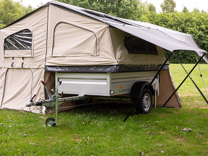 tent op aanhanger van campooz tenttrailer