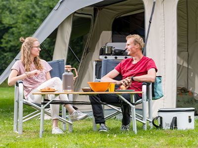 een stel voor een tenttrailer